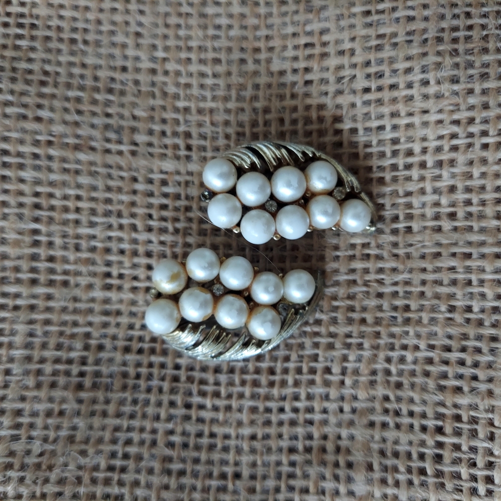Vintage Lisner Yellow Gold Plated Faux Pearl Flower Clip On Earrings